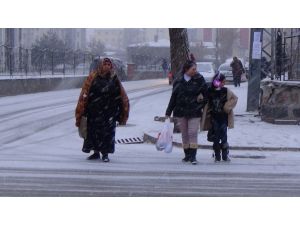 Kars’ta Kar Yağışı Etkili Oluyor