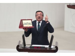 Chpli Atay Hükümet Sıralarının Önüne 35 Liralık Plaket Bıraktı