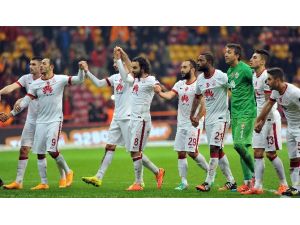 Aslan Kupada Sahne Alıyor