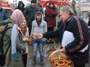 Kazandığı Tazminatla Simit Ve Pasta Dağıttı