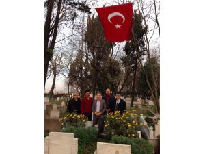 Ülkücüler S.ahmet Arvasinin Kabri Başındaki Bayrağı Yeniledi
