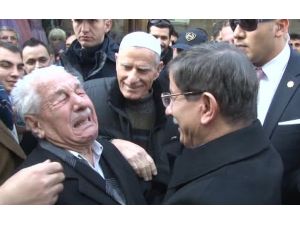 Davutoğlu’na Sarılan Yaşlı Adam Hüngür Hüngür Ağladı