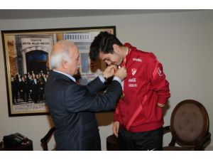 Vali Şahin, Ampute Futbol Milli Takımı Antrenör Ve Kalecisini Ödüllendirdi
