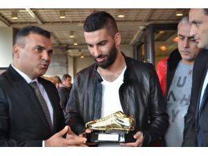 Arda Turan, Avrupada Yılın Futbolcusu Ödülünü Aldı