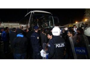 Galatasaray Stadyumdan Zırhlı Polis Araçları Eşliğinde Ayrıldı