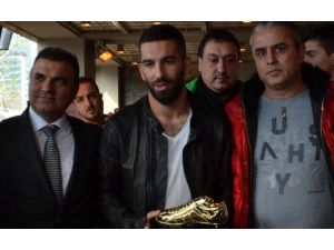 Arda Turan, ’’Avrupa’da Yılın Futbolcusu’’ Ödülünü Aldı