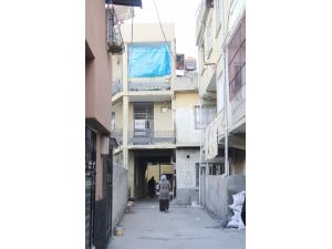 Altından Yol Geçen Ev