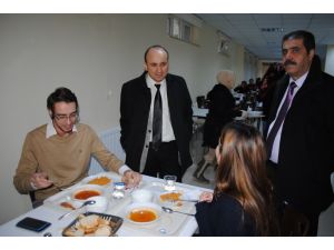 Rektörden Adresini Taşıyan Üniversitelilere Ücretsiz Yemek