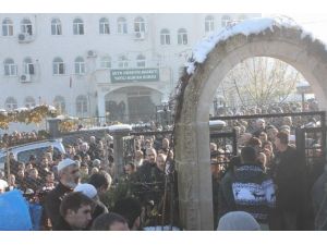 Binlerce Kişi Tarafından Uğurlandı