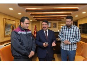 Temizlik İşçisinden Örnek Davranış