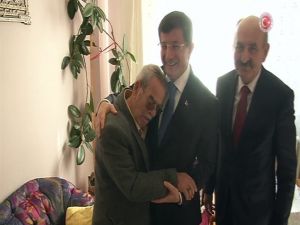 Davutoğlu Bir Aileyi Evinde Ziyaret Etti