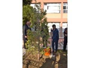 Manisa Valisi’ne Plaket Yerine Fidan