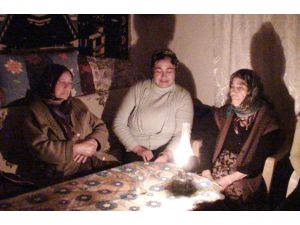 Elektrik Evlerinin Dibinde Ama Gaz Lambasıyla Yaşıyorlar