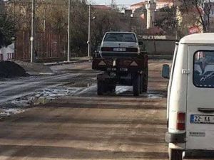 Otomobilini Traktör Kasasında Taşıdı