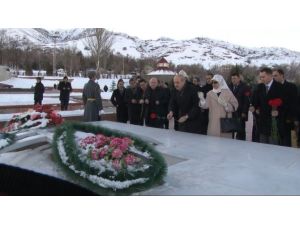 Cengiz Aytmatov’un Kabrini Ziyaret Etti