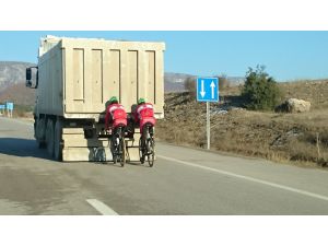 Sarıkamış Bisikletçilerinden Tehlikeli Hareketler