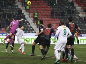 Timsah Deplasmanda Avladı