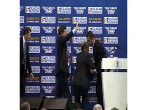 Başbakan Davutoğlu’nun Fotoğrafçısı Yere Kapaklandı