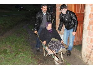 Hasta Eşini Anayola El Arabasıyla Taşıyor