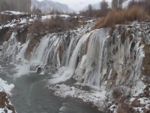 Muradiye Şelalesi Dondu