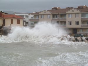 Küçükkuyu’da Lodos Etkili Oluyor