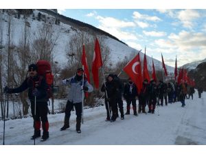 Büyükşehirli İzciler Şehitleri Unutmadı