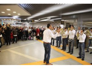 Metro İstasyonunda Yolculara Büyük Sürpriz