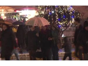 Kar Yağışı Taksim’de De Etkili Oldu