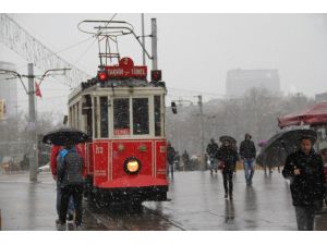 İstanbul’da Kar Yağışı Devam Ediyor