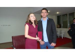 Sevgilerini Kelepçe İle Perçinlediler