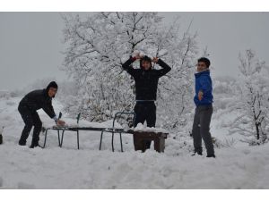 Kar Yağışı Çocukları Sevindirdi