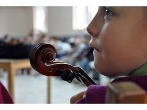 Zeytin Çekirdeklerinden Öğrencilere Müzik Dersi