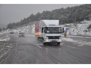 İzmir-manisa Yolu Kar Nedeniyle Araç Trafiğine Kapatıldı