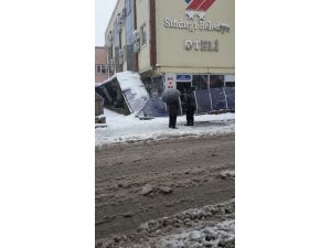 Balıkesirde Kar Çatıları Çökertti