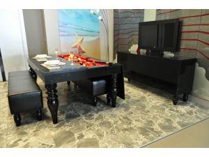 Bu Yemek Masası, Bilardo Masasına Dönüşüyor