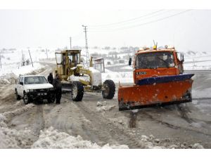Karayolları Süpürgeliki Açık Tutmak İçin 24 Saat Çalışıyor