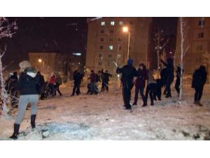 Kocaelide Üniversite Öğrencilerinin Kartopu Keyfi