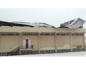 Stadın Çatısı Kara Dayanamadı