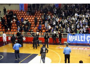 Basketbol Maçında Gergin Anlar