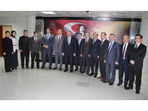 Vali Karaloğlu Yeni Yılın İlk Bebeğine Altın Taktı