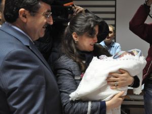 Vali Öz, Yeni Yılın İlk Ve 2014 Yılının Son Bebeğine Altın Taktı