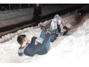 Gençler, Yeni Yıla Kayarak Girdiler
