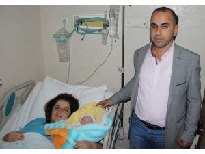 Adanada Yılın İlk Bebeği Ailenin Yüzünü Güldürdü