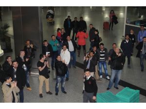 Alkolü Fazla Kaçıran Rus Yolcu Havalimanında Konser Verdi