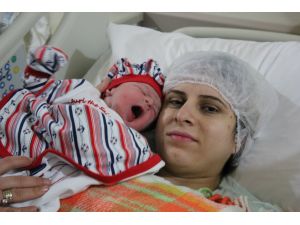İzmir’de Yeni Yılın İlk Bebeği Miraç
