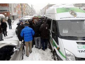 Evinde Ölü Bulunan Genç Cerrah Son Yolculuğuna Uğurlandı
