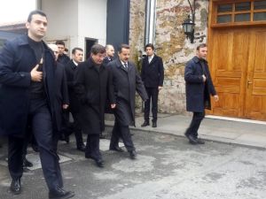 Camiye Yürüyerek Gitti