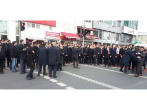 Davutoğlu, Yolun Karşısına Geçmek İçin Yeşil Işığı Bekledi