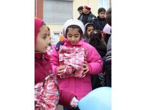 Minik Yüzler Hediyelerle Güldü