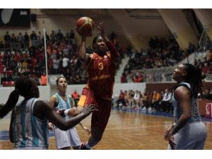 Dişi Aslan Deplasmanda Kükredi